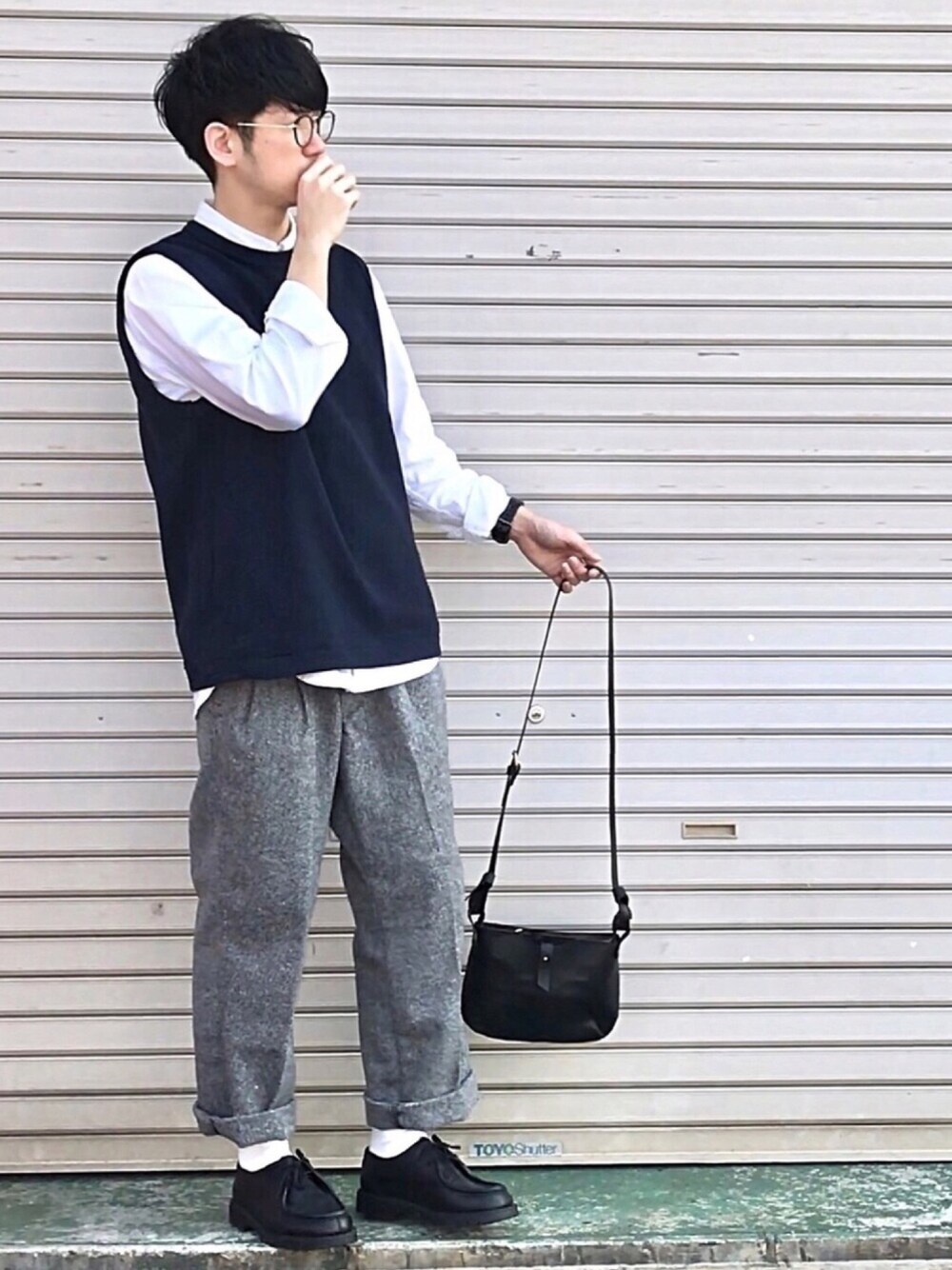 「ニットベスト、春コーデ、休日スタイル、シンプル、おしゃれさんと繋がりたい、ショルダーバッグ、ワイドパンツ、革靴、白ソックス」｜「B:MING by BEAMSのビーミング by ビームス / ビッグカノコ クルーネック ベスト（ベスト、ブルー系）」を使った、しゅんたろーさん（メンズ・177cm）の春コーディネートの1枚目の写真