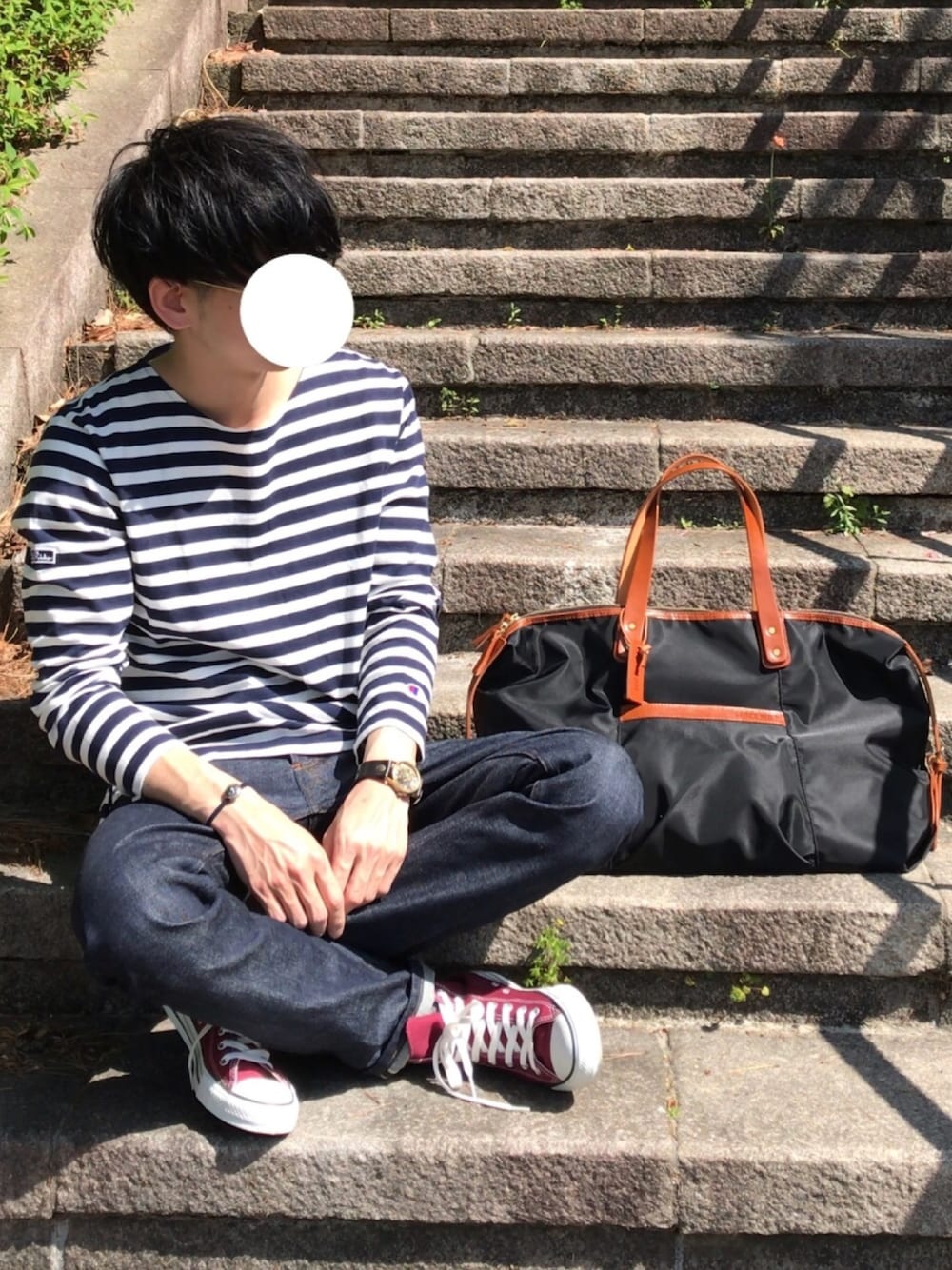 ブルー系のTシャツ/カットソー、ブラック系のボストンバッグ、ブルー系のデニムパンツを着用したメンズの春コーディネートの1枚目の写真