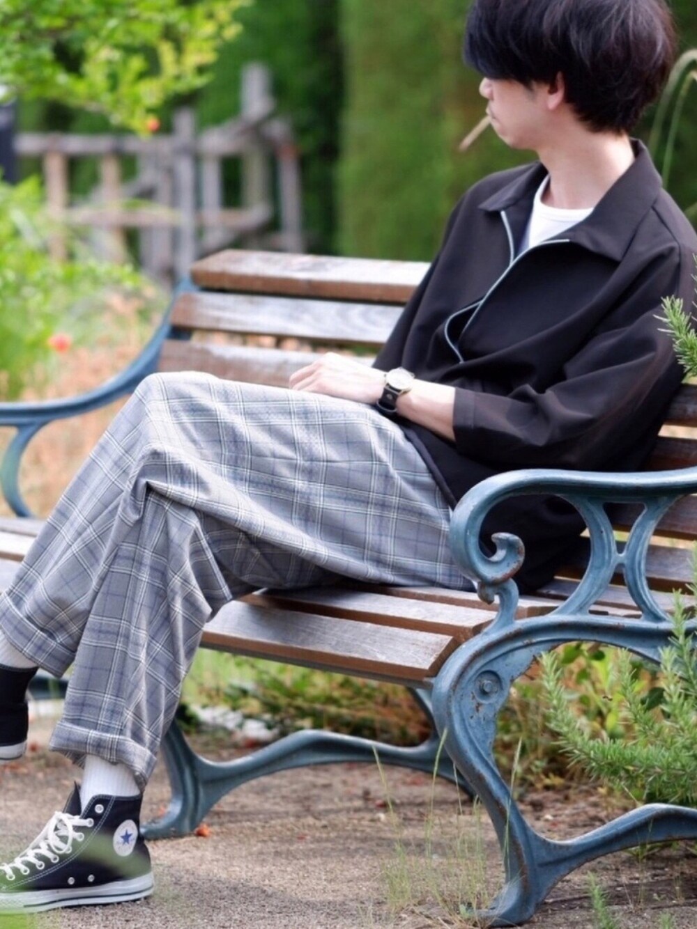 「ライトアウター、グレンチェック、ハイカットスニーカー、シンプル、モノトーン、春コーデ、ベンチ」｜「YARD PLUSのYARD PLUS 裾切替ベドジャン（ブルゾン、ブラック系）」を使った、しゅんたろーさん（メンズ・177cm）の夏コーディネートの1枚目の写真
