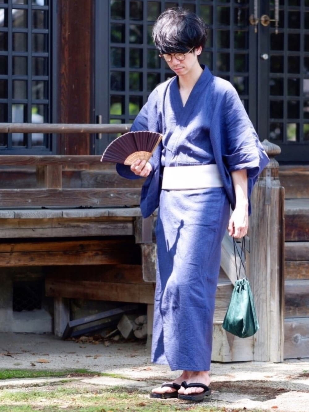 「浴衣、浴衣男子、巾着バッグ、巾着、神社、下駄、帯、扇子」｜「ITTIの【ITTI/イッチ】 レザーポーチ/巾着バッグ（ハンドバッグ、グリーン系）」を使った、しゅんたろーさん（メンズ・177cm）の夏コーディネートの1枚目の写真