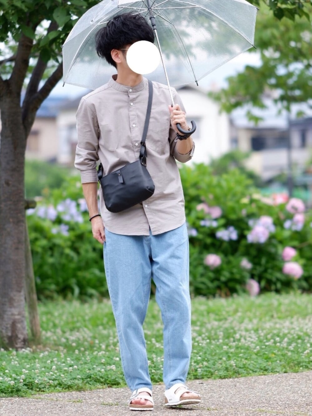 「バンドカラー、バンドカラーシャツ、デニム、サンダル、傘、ビニール傘、紫陽花、雨の日コーデ、シンプル、ショルダーバッグ」｜「EMMA CLOTHESのAuthentic Oxford Shirt オックスフォードストレッチシャツ バンドカラー 半袖/7分袖（シャツ/ブラウス、グレー系）」を使った、しゅんたろーさん（メンズ・177cm）の夏コーディネートの1枚目の写真