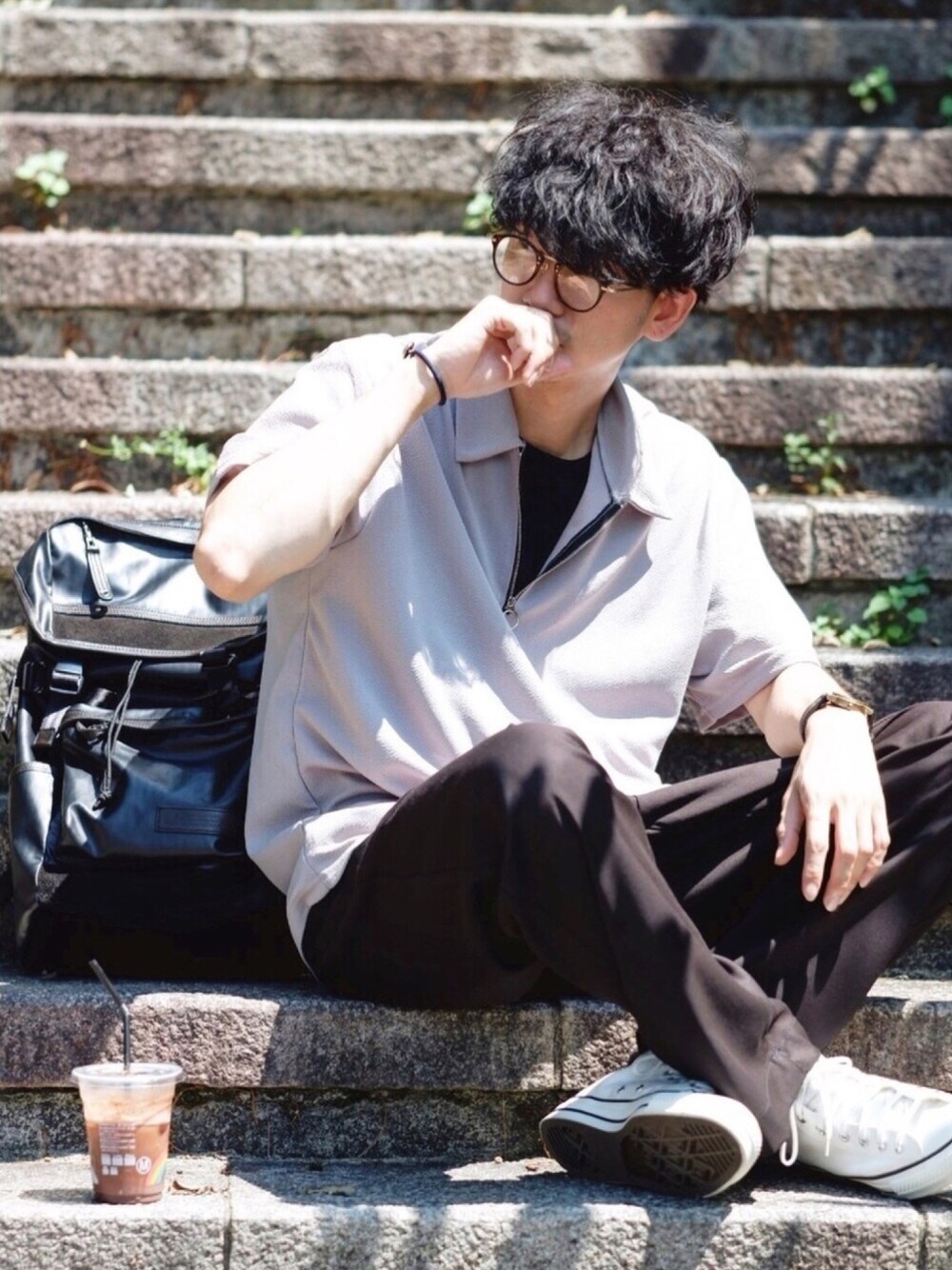 「ハーフジップ、リングジップ、ワイドパンツ、ワイドスラックス、ハイカットスニーカー、ココア、リュック、夏、シンプル、ラフ」｜「NANO universeのTRストレッチワイドパンツ（スラックス、ブラック系）」を使った、しゅんたろーさん（メンズ・177cm）の夏コーディネートの1枚目の写真