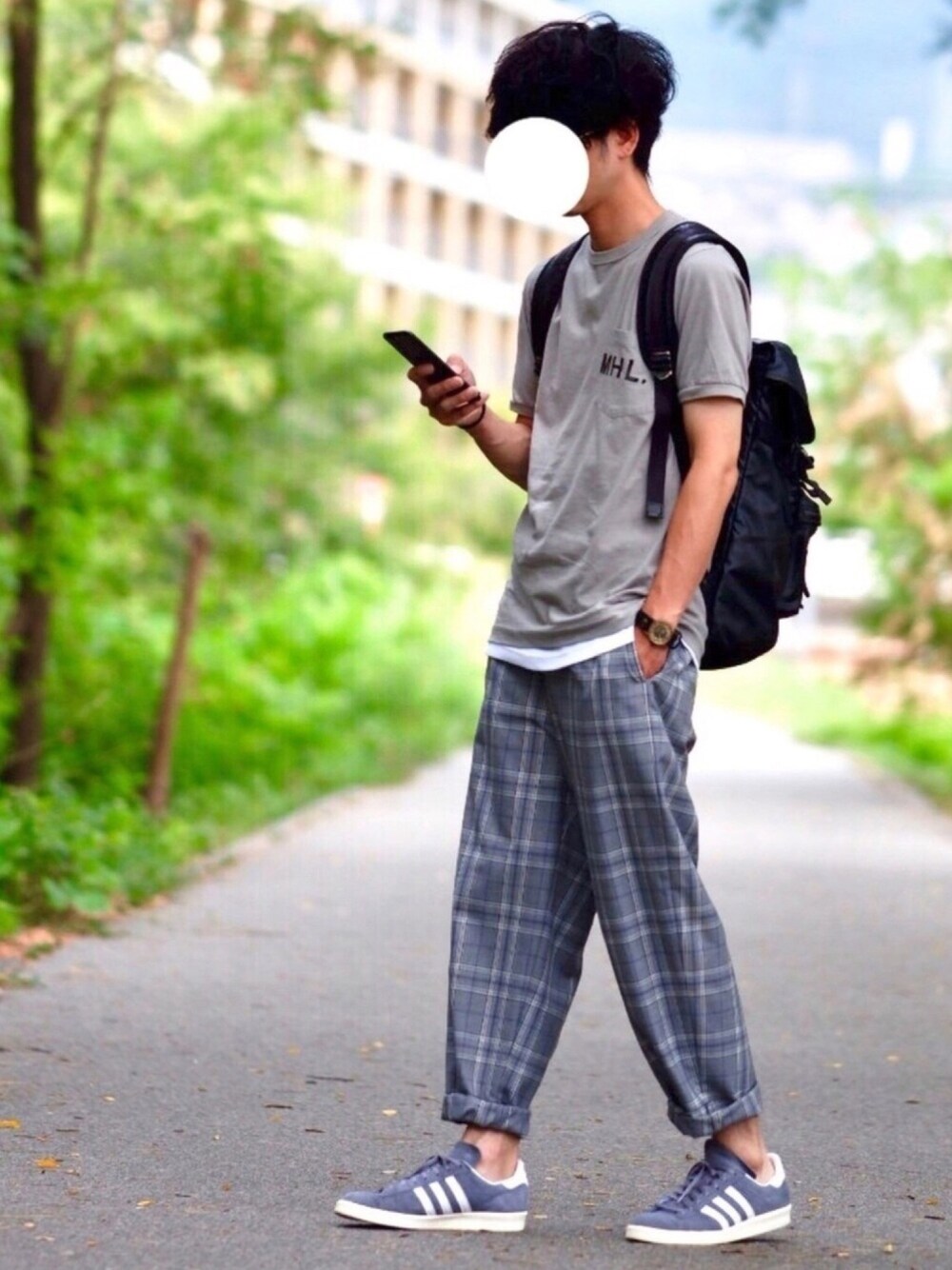 「夏のワントーンコーデ、休日スタイル、グレーコーデ、グレンチェック、グレンチェック柄パンツ、Tシャツ、スニーカー、シンプル、カジュアルコーデ」｜「MHL.のPRINTED JERSEY(オンラインストア限定)（Tシャツ/カットソー、グレー系）」を使った、しゅんたろーさん（メンズ・177cm）の夏コーディネートの1枚目の写真