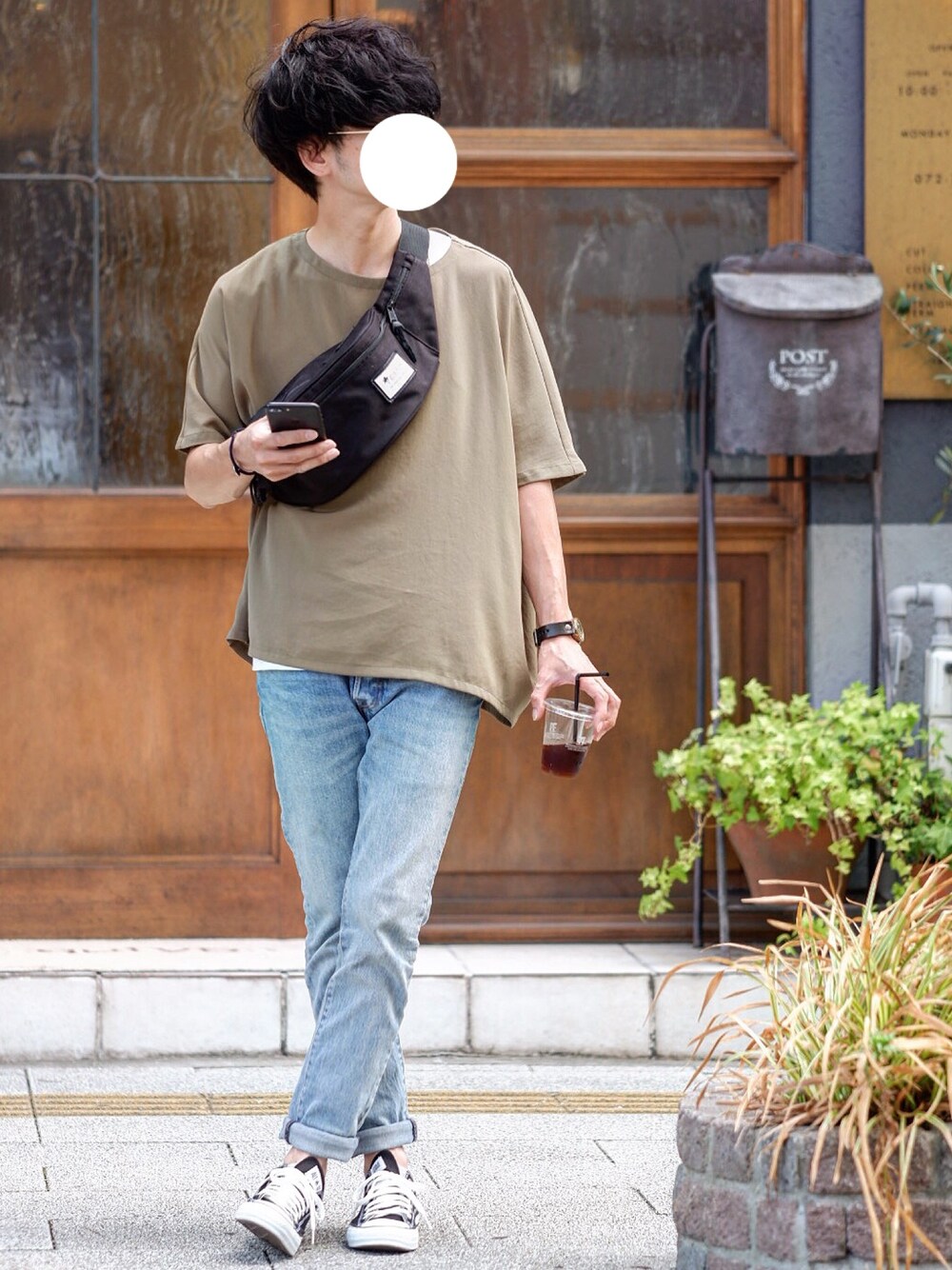「夏コーデ、スキニーデニム、シンプル、カジュアル、デニムパンツ、休日スタイル、コーヒー、ボディバッグ、ウエストポーチ」｜「CLANEのOVER ROUND HEM TOPS（その他トップス、グリーン系）」を使った、しゅんたろーさん（メンズ・177cm）の夏コーディネートの1枚目の写真