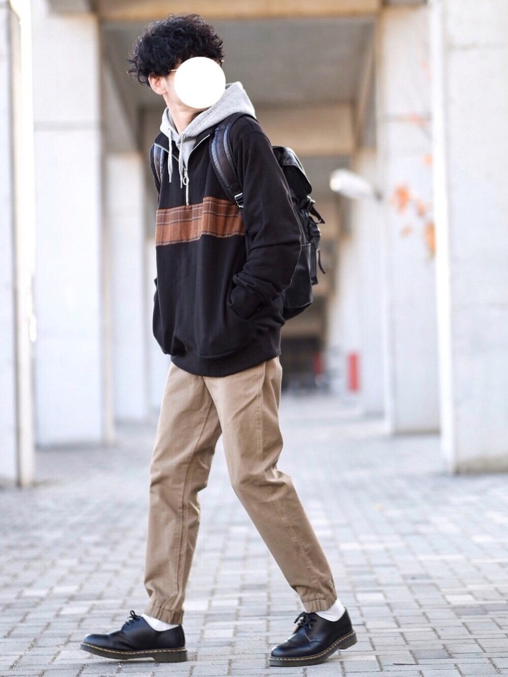 ブラック系のスウェット、ベージュ系のその他パンツ、ブラック系のブーツを着用したメンズの冬コーディネートの1枚目の写真
