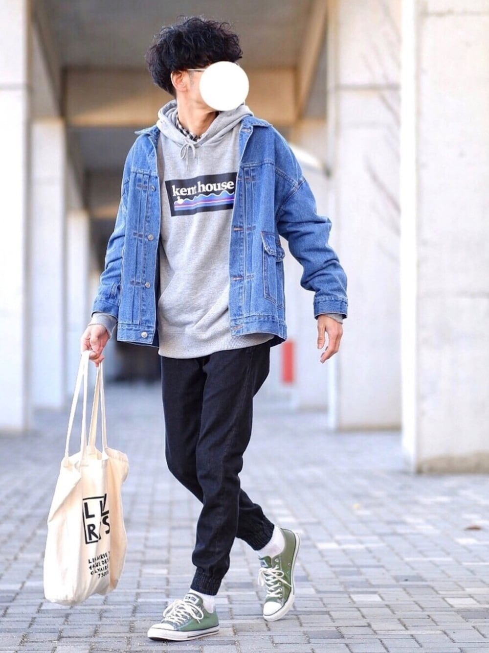 「カジュアル、ビッグシルエット、パーカー、リブパンツ、ジョガーパンツ、トートバッグ、ロゴパーカー、スニーカー」｜「KENT HOUSEの【KENT HOUSE】アウトドアロゴビックシルエットスウェットパーカー（パーカー、ブラック系）」を使った、しゅんたろーさん（メンズ・177cm）の冬コーディネートの1枚目の写真