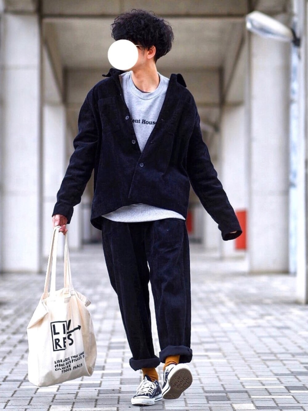 ブラック系のブルゾン、ブラック系のその他パンツ、グレー系のスウェットを着用したメンズの冬コーディネートの1枚目の写真