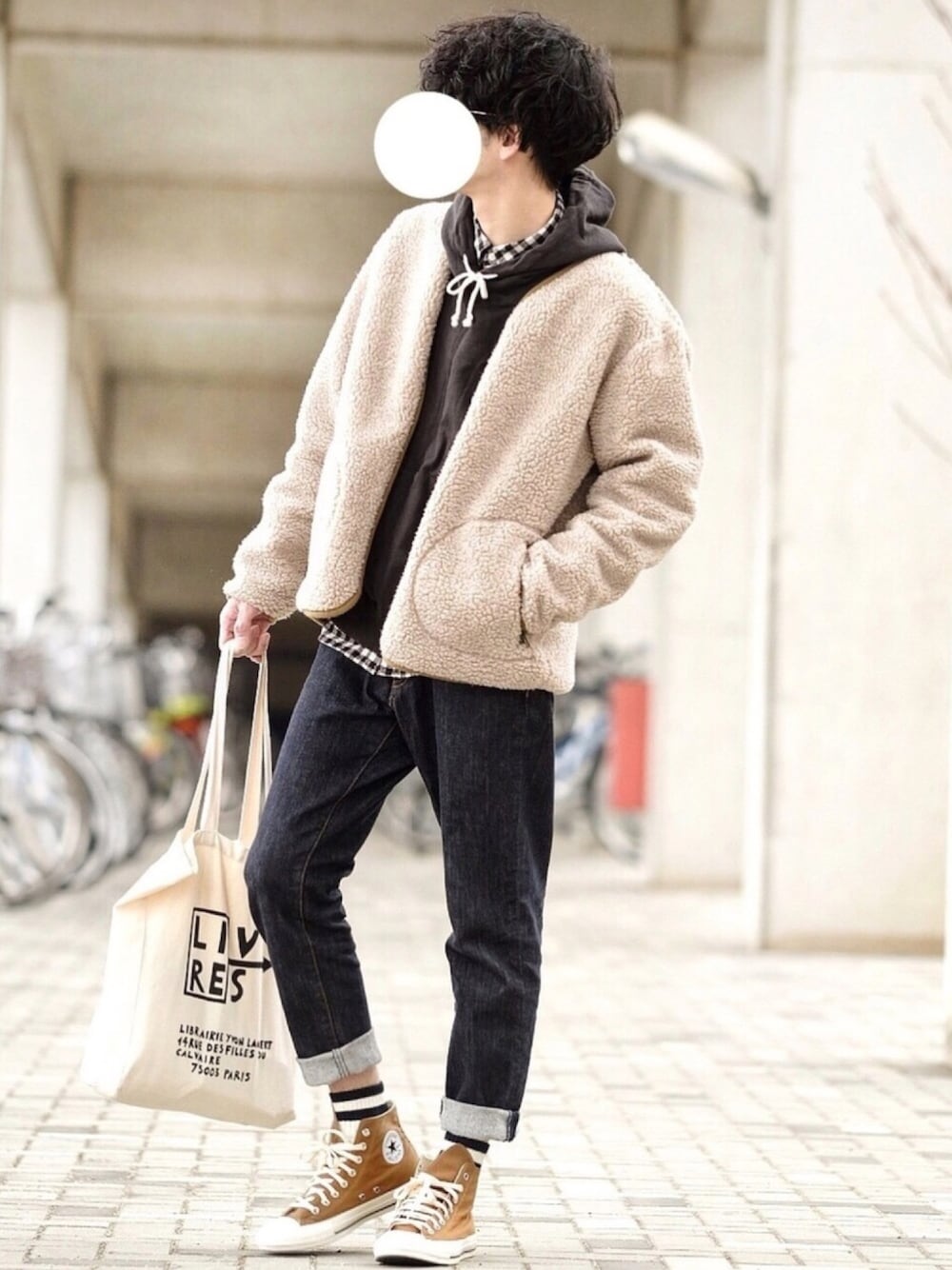 ベージュ系のブルゾン、ブラック系のパーカー、グレー系のシャツ/ブラウスを着用したメンズの冬コーディネートの1枚目の写真