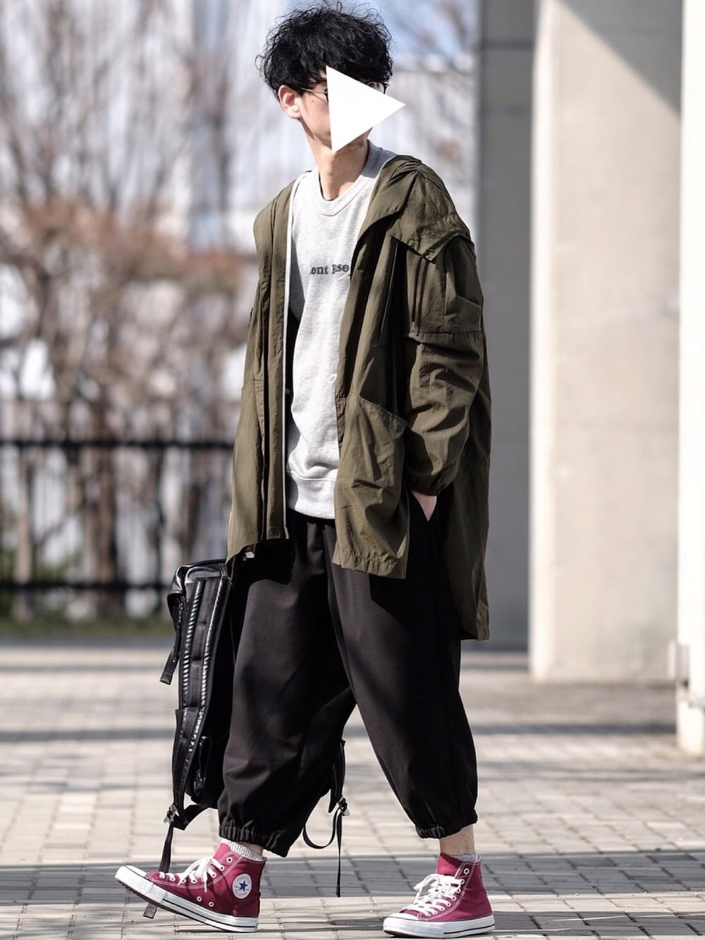 「ビッグシルエット、バルーンパンツ、スウェット、ロゴスウェット、ハイカットスニーカー、ラフスタイル、シャカシャカ、黒リュック、モッズコート」｜「NOT CONVENTIONALのNOT CONVENTIONAL　T/R balloon pant（その他パンツ、ブラック系）」を使った、しゅんたろーさん（メンズ・177cm）の冬コーディネートの1枚目の写真