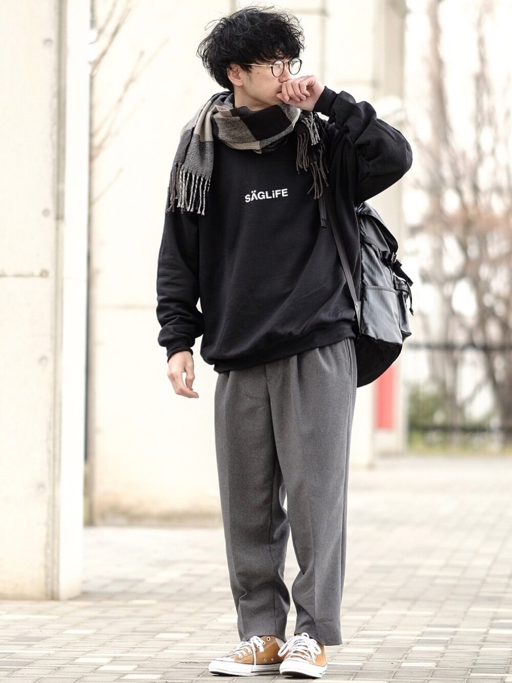 「スウェット、ロゴスウェット、ワイドスラックス、converse、コーデュロイスニーカー、ストール、黒リュック、ラフ、ラフスタイル」｜「SAGLiFEのロゴプリントスウェットクルーネック（スウェット、ブラック系）」を使った、しゅんたろーさん（メンズ・177cm）の冬コーディネートの1枚目の写真