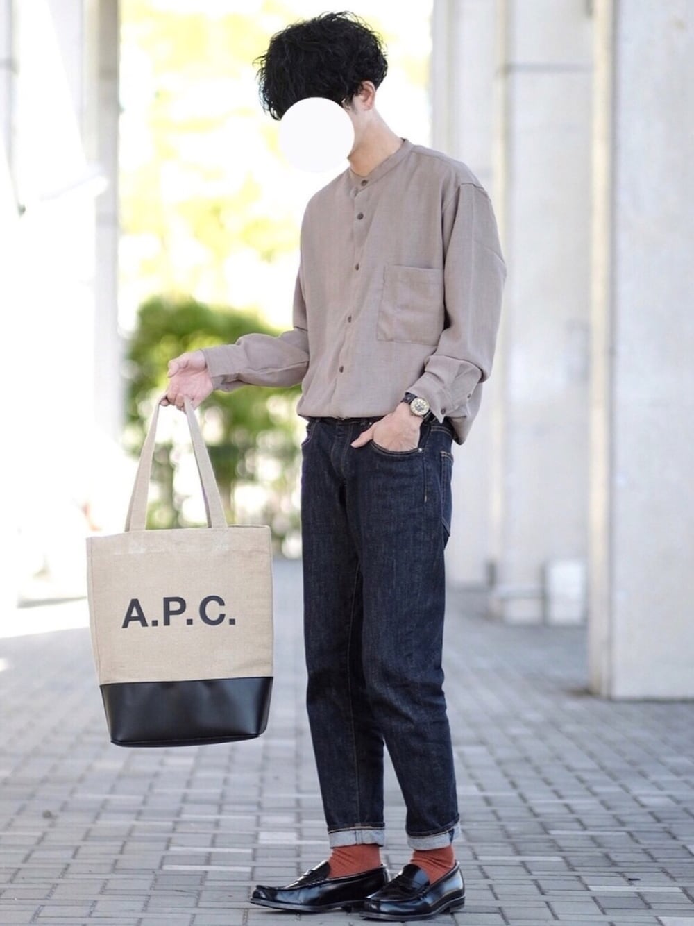 ベージュ系のシャツ/ブラウス、ブルー系のデニムパンツ、ブラック系のローファーを着用したメンズの春コーディネートの1枚目の写真