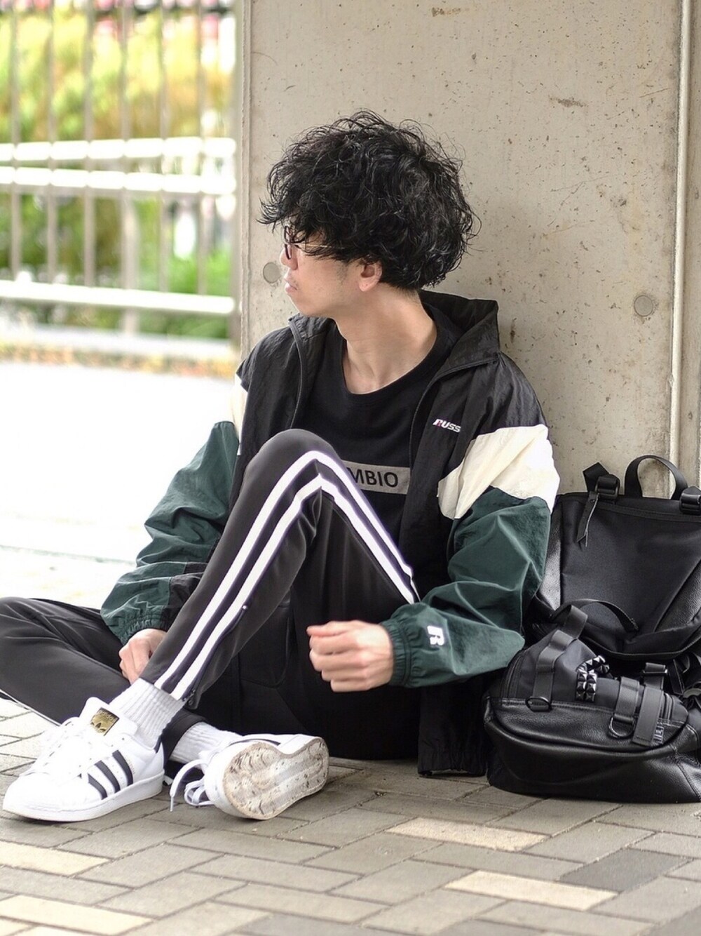 「CAMBIO × WEARISTA、コラボTシャツ、スポーティ、スポーツミックス、ラインパンツ、adidas、ロゴT、シンプルコーデ、春コーデ」｜「CAMBIOのmt5889-WEARISTAコラボTee（しゅんたろー さん）（Tシャツ/カットソー、ブラック系）」を使った、しゅんたろーさん（メンズ・177cm）の春コーディネートの1枚目の写真
