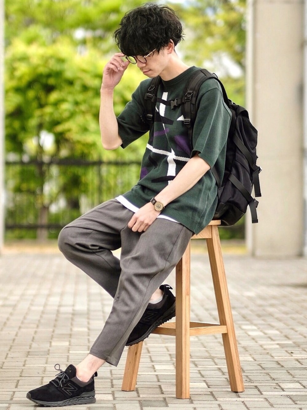 「サマーニット、デザインニット、スラックス、アンクルパンツ、New Balance、黒リュック、レイヤードスタイル、白タンクトップ、シンプルコーデ」｜「ETHOSENSのアイテム（Tシャツ/カットソー、グリーン系）」を使った、しゅんたろーさん（メンズ・177cm）の春コーディネートの1枚目の写真