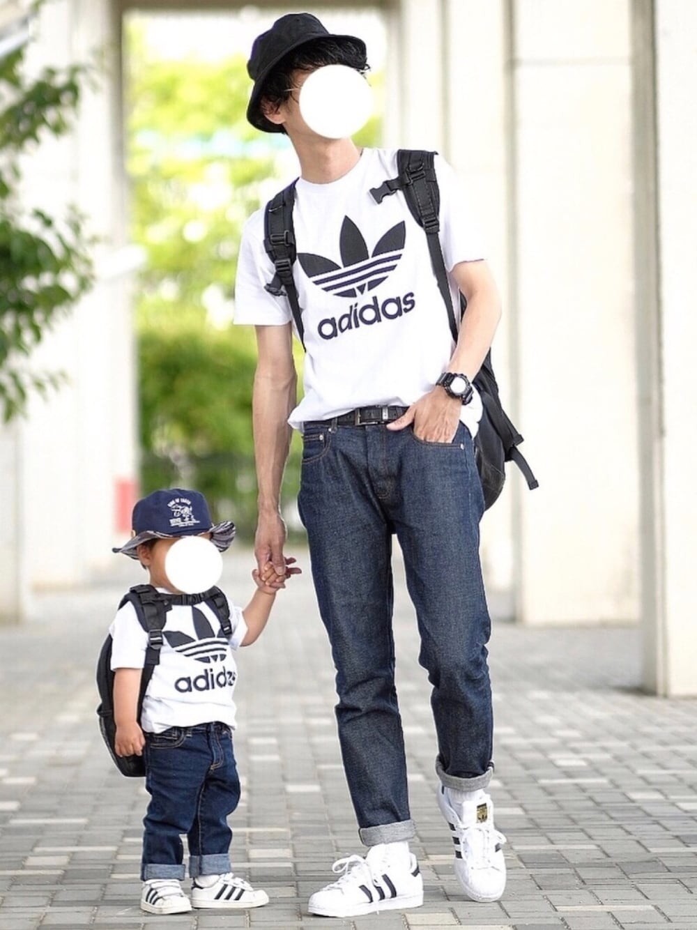 「アディ男、ペアルック、おそろいコーデ、親子コーデ、バケットハット、adidas、タックイン、ロールアップ、親子でおそろい、親子リンク」｜「adidasのadidas S/S TEE（Tシャツ/カットソー、ホワイト系）」を使った、しゅんたろーさん（メンズ・177cm）の春コーディネートの1枚目の写真