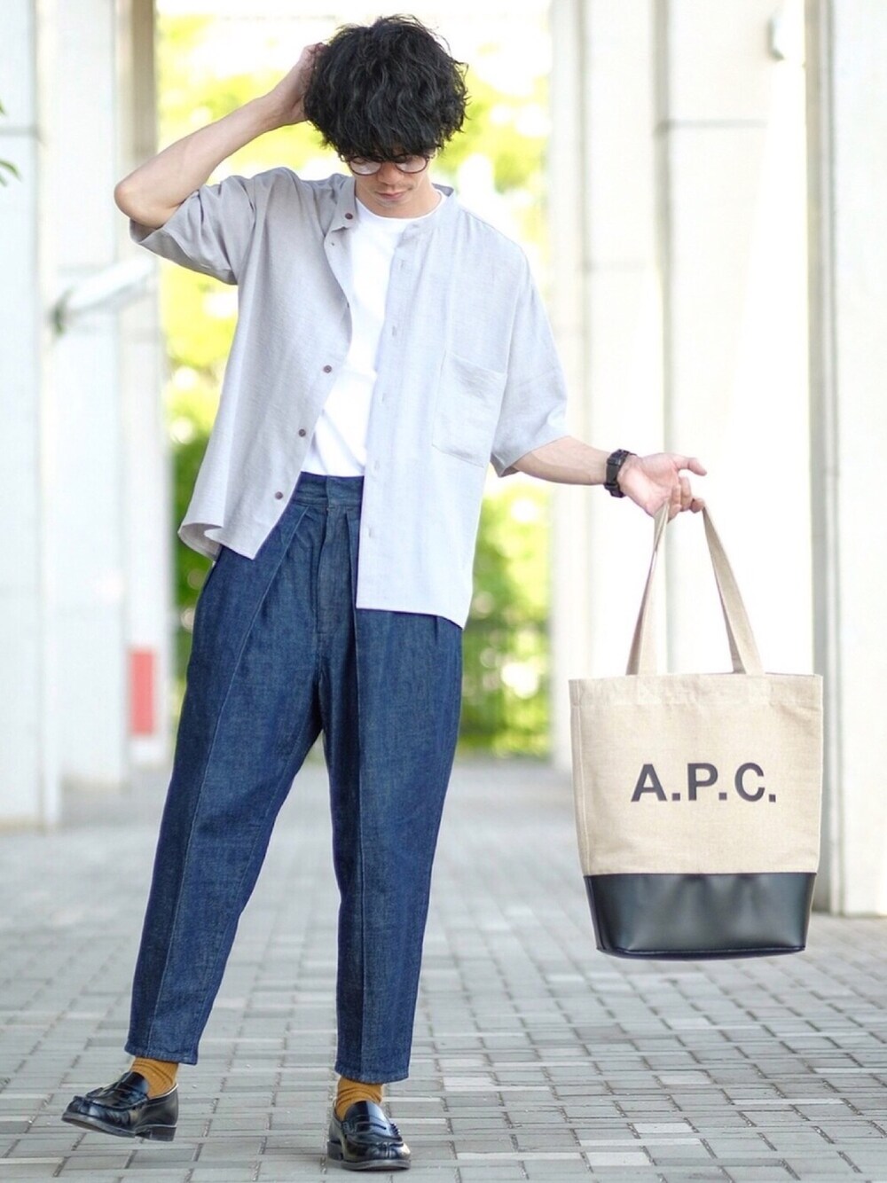 「タックイン、バンドカラー、バンドカラーシャツ、ZOZOTシャツ、からし色、からし色靴下、ローファー、トートバッグ、ロゴトート、夏コーデ」｜「EMMA CLOTHESのブライトポプリンリラックスバンドカラーシャツ Poplin Band Collar Shirt 1/2 short sleeve（シャツ/ブラウス、グレー系）」を使った、しゅんたろーさん（メンズ・177cm）の春コーディネートの1枚目の写真
