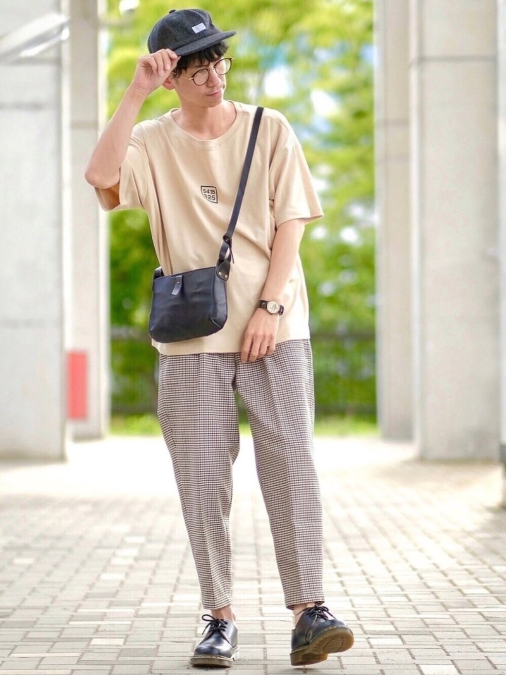 ベージュ系のその他パンツ、ブラック系のショルダーバッグ、ブラック系のブーツを着用したメンズの夏コーディネートの1枚目の写真