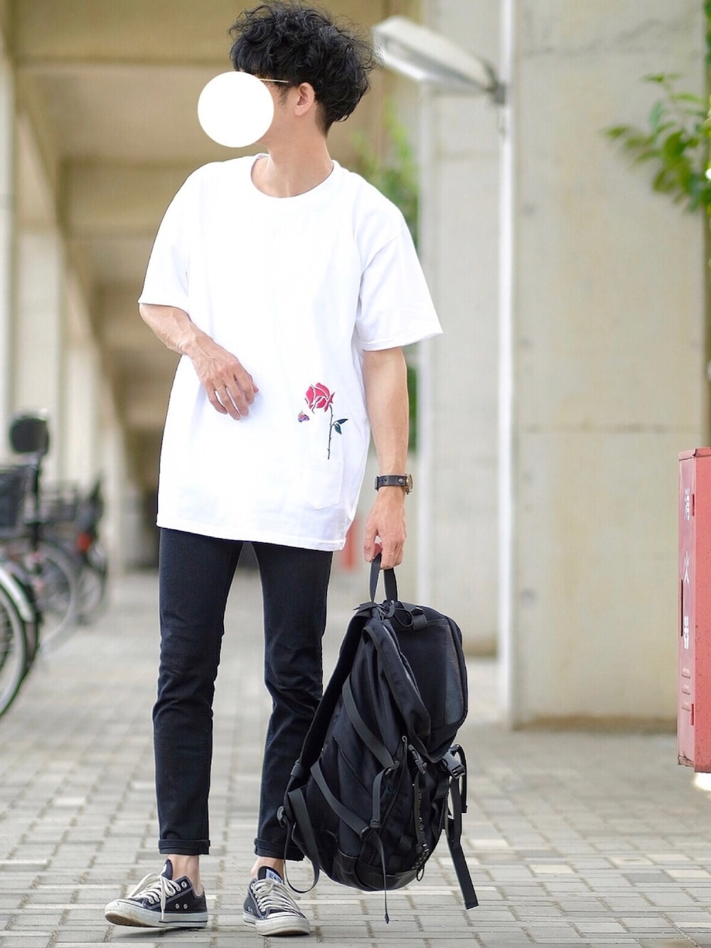 「ワンポイント、ポケT、ポケットＴシャツ、花柄、薔薇、スキニーパンツ、ラフ、黒リュック、converse」｜「rehacerのrehacer : Broken Flower（Tシャツ/カットソー、ホワイト系）」を使った、しゅんたろーさん（メンズ・178cm）の夏コーディネートの1枚目の写真