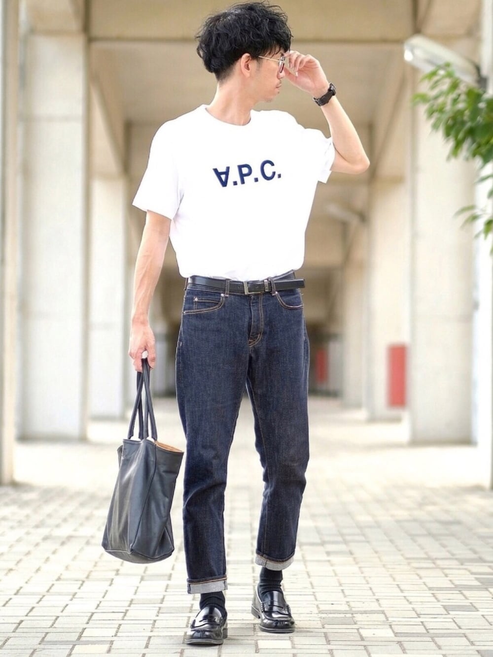 「ロゴT、白Tシャツ、タックイン、zozoデニム、黒ソックス、ローファー、トートバッグ、レザーバッグ、きれいめカジュアル、オトナカジュアル」｜「A.P.C.のT-SHIRT VPC FLOCK PRINT 19AC JPS（Tシャツ/カットソー、ホワイト系）」を使った、しゅんたろーさん（メンズ・177cm）の夏コーディネートの1枚目の写真