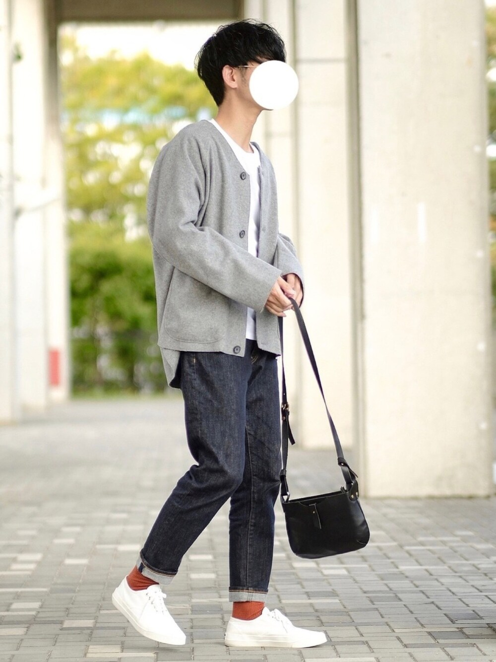 「オレンジソックス、白Tシャツ、ロールアップ、テーパードデニム、zozoデニム、白スニーカー、シンプルコーデ、ショルダーバッグ、秋のコーデ」｜「my beautiful landletの【my beautiful landlet】 JP pile nocollar blouson（ブルゾン、グレー系）」を使った、しゅんたろーさん（メンズ・177cm）の秋コーディネートの1枚目の写真