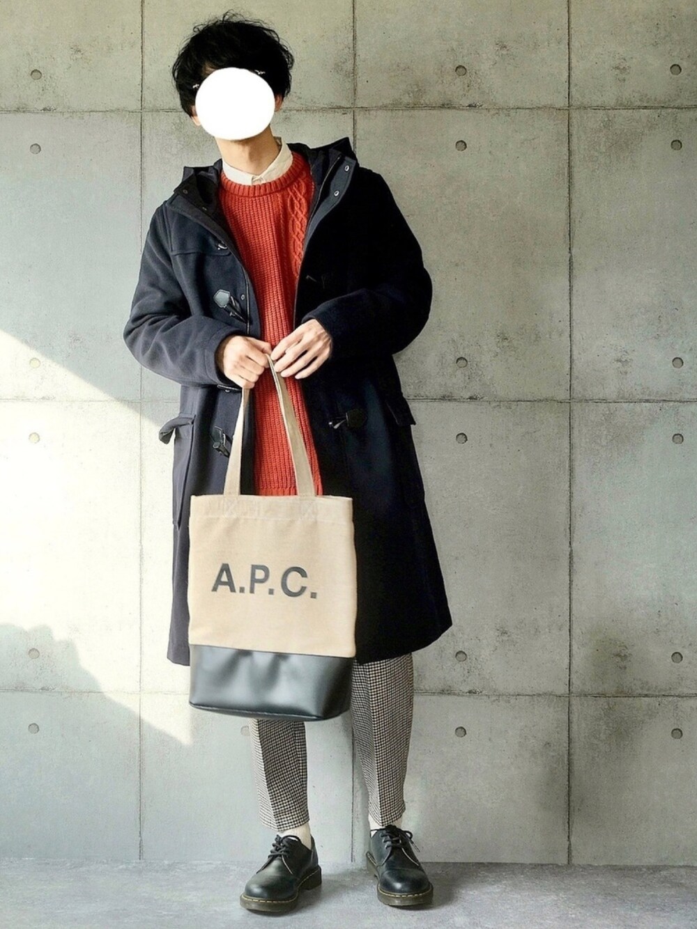 ブルー系のダッフルコート、ブラウン系のニット/セーター、ベージュ系のその他パンツを着用したメンズの冬コーディネートの1枚目の写真