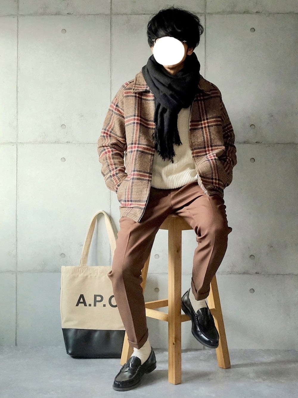 「年末WEAR感謝祭、タータンチェック、スラックス、ストール、ローファー、トートバッグ、大人コーデ、ブルゾン、秋冬コーデ」｜「EMMA CLOTHESのコットンツイル/デニム/ストライプ/チェック ジップブルゾン ジャケット/スイングトップ/スウィングトップ（ブルゾン、ブラウン系）」を使った、しゅんたろーさん（メンズ・177cm）の冬コーディネートの1枚目の写真