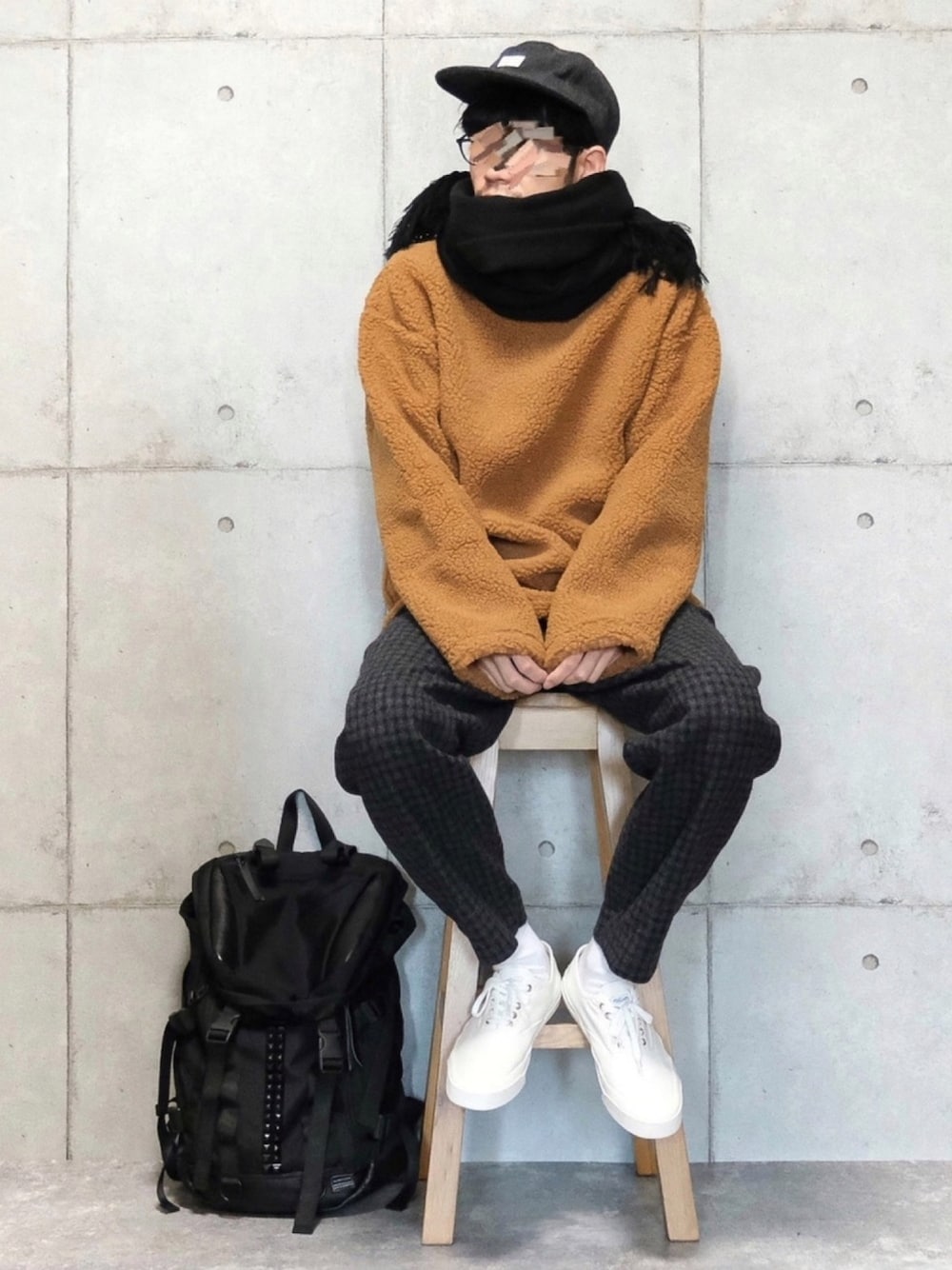 「キャップ、ストール、ボアスウェット、チェックパンツ、白スニーカー、白ソックス、黒リュック、モコモコ素材、ベイブロ、bayblo」｜「BAYBLOのシープボアクルーネックスウエットトレーナー(RMS)（スウェット、ブラウン系）」を使った、しゅんたろーさん（メンズ・177cm）の冬コーディネートの1枚目の写真