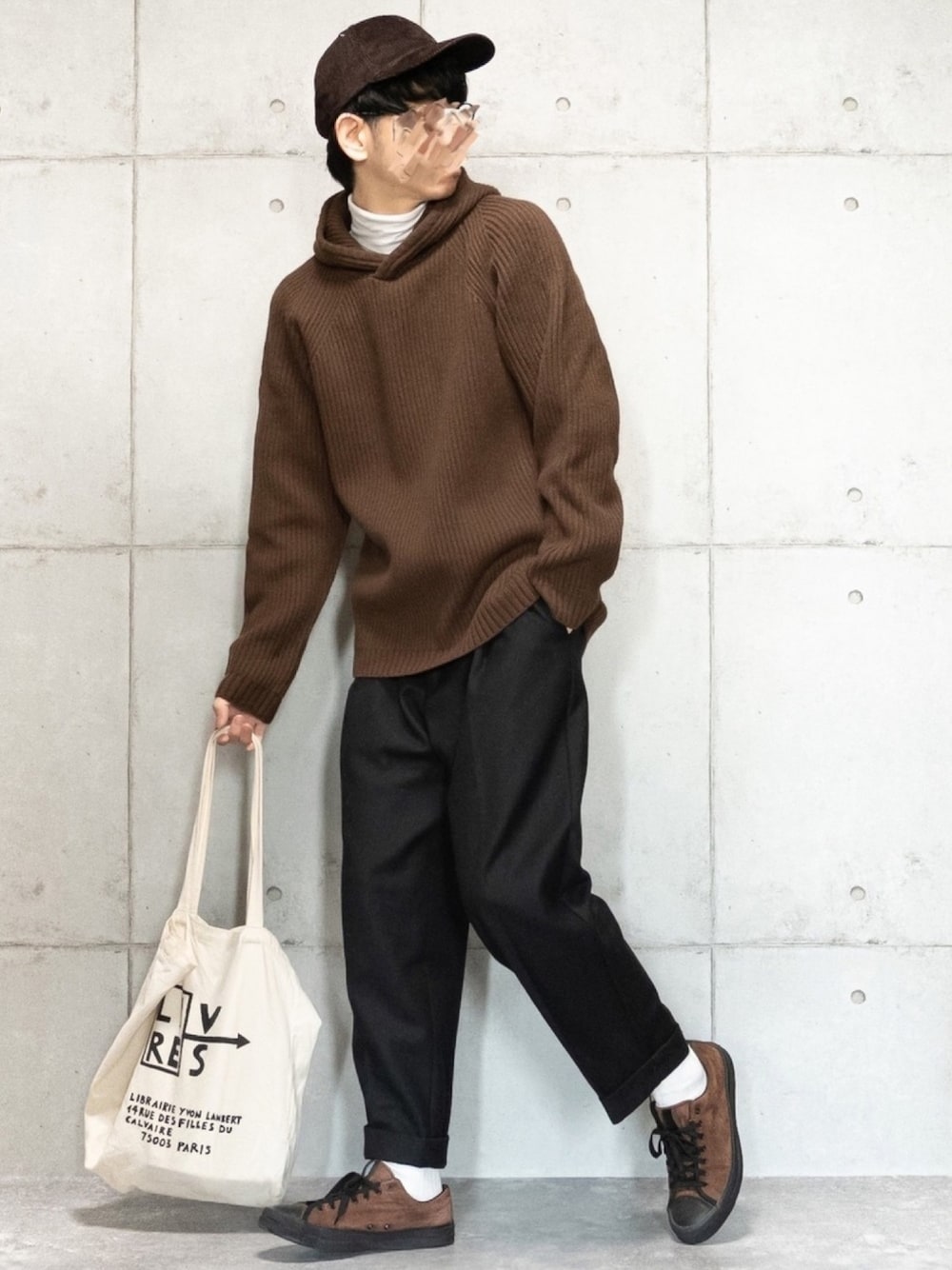 ブラウン系のニット/セーター、ブラック系のその他パンツ、ブラウン系のスニーカーを着用したメンズの冬コーディネートの1枚目の写真