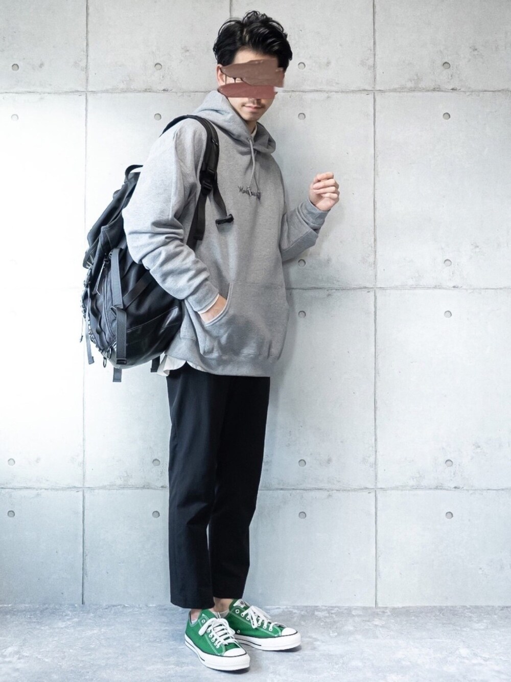 「マークゴンザレス、パーカー、スラックス、converse、グリーン、黒リュック、カジュアルコーデ、シンプルコーデ」｜「Mark GonzalesのWEB限定 MarkGonzales × StartingOver/マークゴンザレス 別注ビッグシルエット 裏起毛 ロゴプリント/バックプリント プルオーバーパーカー（パーカー、グレー系）」を使った、しゅんたろーさん（メンズ・177cm）の冬コーディネートの1枚目の写真