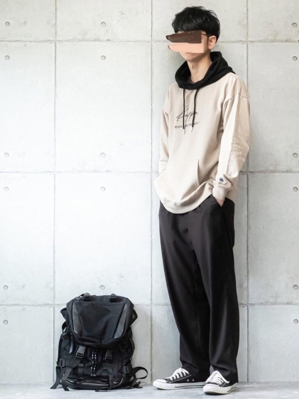 「パーカー、ワイドパンツ、ワイドスラックス、黒リュック、バックパック、ラフスタイル、シンプル、はるコーデ、ストリートコーデ」｜「NANO universeのTRストレッチワイドパンツ（スラックス、ブラック系）」を使った、しゅんたろーさん（メンズ・177cm）の冬コーディネートの1枚目の写真