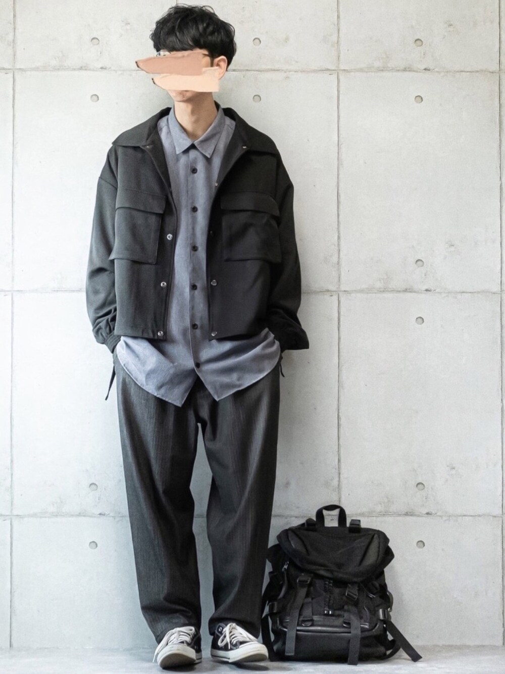 「モノトーン、モノトーンコーデ、コーチジャケット、袖ボリューム、ビッグシャツ、ビッグシルエット、ラフスタイル、converse、黒リュック」｜「EMMA CLOTHESのオーバーサイズ 袖ボリューム CPO オーバーサイズ コーチ ジャケット/ショートブルゾン/フライトジャケット(EMMA CLOTHES)（ブルゾン、ブラック系）」を使った、しゅんたろーさん（メンズ・177cm）の冬コーディネートの1枚目の写真