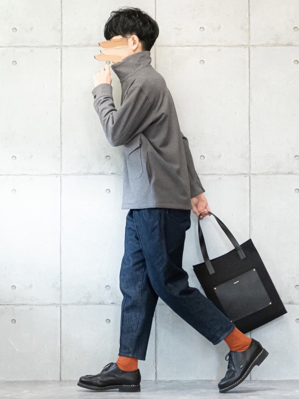 「ジップアップ、テーパードパンツ、テーパードデニム、オレンジソックス、パラブーツ、Paraboot、トートバッグ、大人カジュアル、春」｜「Johnbullのエアレットジッププルオーバー（その他アウター、グレー系）」を使った、しゅんたろーさん（メンズ・177cm）の春コーディネートの1枚目の写真