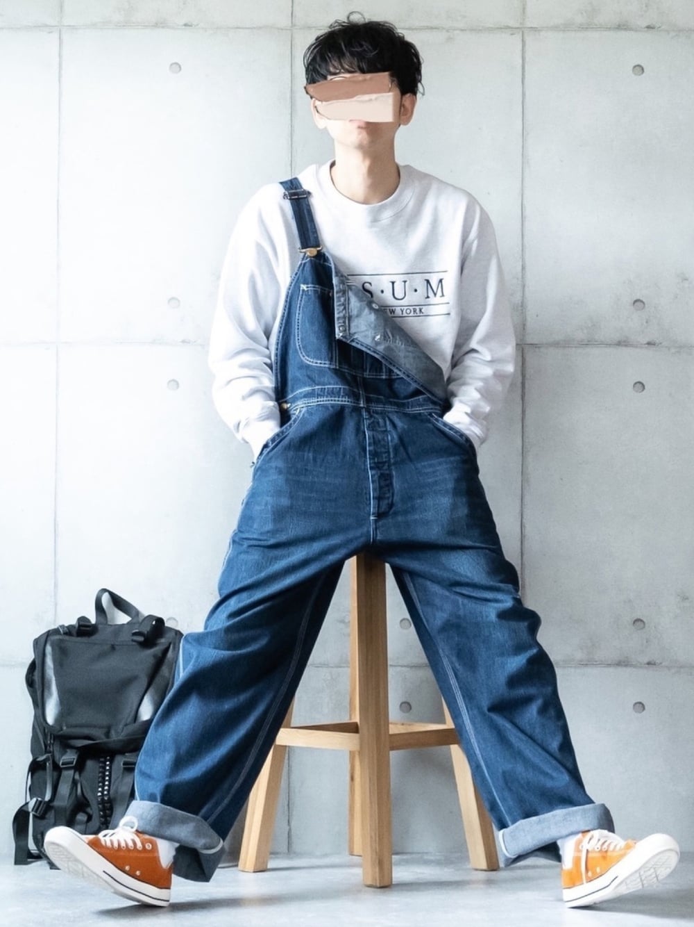 「オーバーオール、スウェット、コーデュロイスニーカー、converse、黒リュック、カジュアルコーデ、休日スタイル、ロールアップ」｜「Steven Alanの＜Adsum＞ BASKERVILLE CREW NECK SWEATSHIRT/スウェット（スウェット、グレー系）」を使った、しゅんたろーさん（メンズ・177cm）の春コーディネートの1枚目の写真