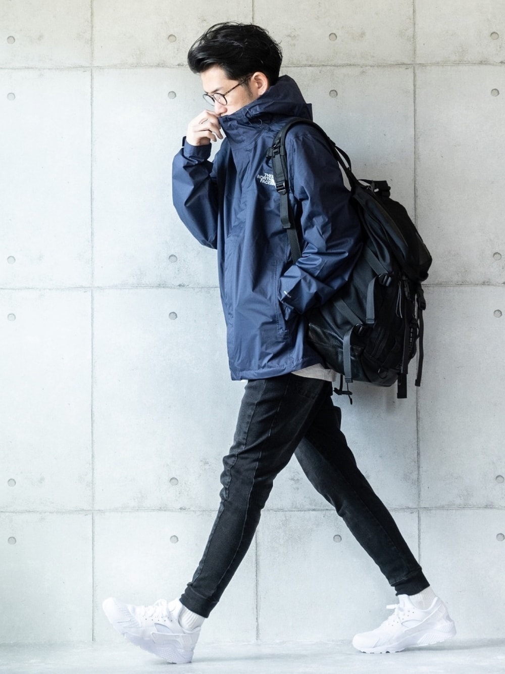 「ナイロンジャケット、スポーツミックス、ジョガーパンツ、ザノースフェイス、THE NORTH FACE、スポーティ、白スニーカー、バックパック、黒リュック、メガネ男子」｜「THE NORTH FACEのTHE NORTH FACE ウィンド ブレーカー（マウンテンパーカー、ブルー系）」を使った、しゅんたろーさん（メンズ・177cm）の春コーディネートの1枚目の写真