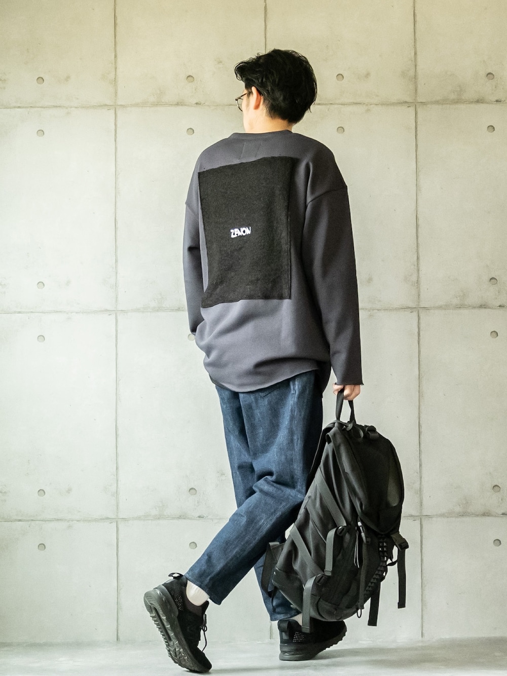 「オーバーサイズ、スウェット、パッチ、テーパードデニム、バックスタイル、バックパック、スポーツミックス、ストリートMIX、シンプルコーデ」｜「MFKのOVER SOFTTOUCH PATCH CREW（Tシャツ/カットソー、ブラック系）」を使った、しゅんたろーさん（メンズ・177cm）の春コーディネートの1枚目の写真