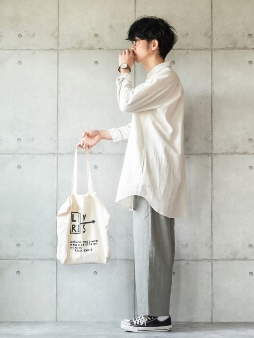ホワイト系のシャツ/ブラウス、グリーン系のその他パンツ、ベージュ系のトートバッグを着用したメンズの春コーディネートの1枚目の写真