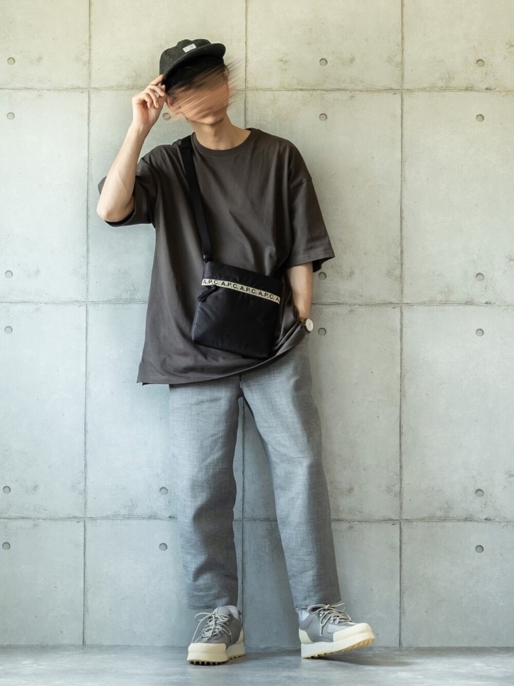 「ビッグT、ショルダーバッグ、リネンパンツ、スニーカーコーデ、キャップ、春夏コーデ、カジュアルコーデ、オーバーサイズ、ゆるコーデ」｜「Leeの【先行予約】【男女兼用】着こなしで選ぶ ビッグフィット　Tシャツ 大人150-180（Tシャツ/カットソー、グレー系）」を使った、しゅんたろーさん（メンズ・177cm）の春コーディネートの1枚目の写真