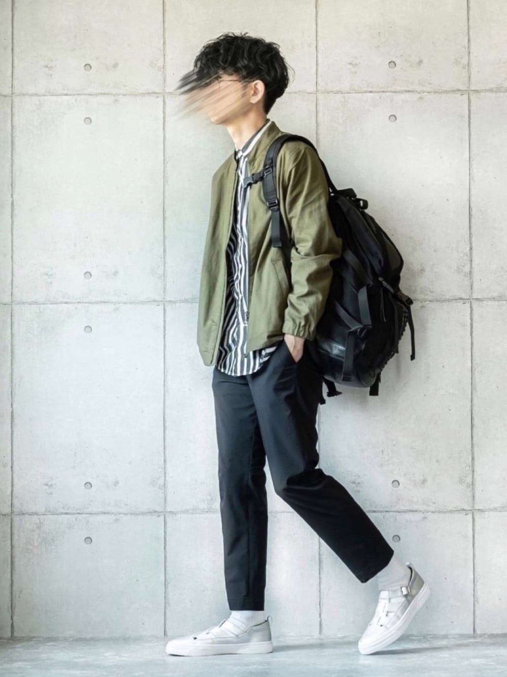 「ストライプシャツ、スラックス、白ソックス、スニーカー×靴下、ブルゾン、バックパック、はるコーデ、シンプル、大人カジュアル」｜「URBAN RESEARCHの高機能リネンスタンドブルゾン（ブルゾン、グリーン系）」を使った、しゅんたろーさん（メンズ・177cm）の春コーディネートの1枚目の写真