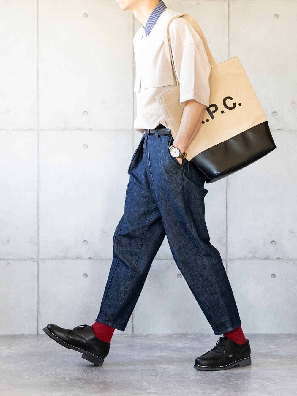 「CPOシャツ、タックイン、テーパードデニム、赤ソックス、赤い靴下、革靴、トートバッグ、ロゴトート、夏コーデ」｜「EMMA CLOTHESのブライトポプリンリラックスレギュラーカラーオーバーCPOシャツ 1/2 sleeve(EMMA CLOTHES)（シャツ/ブラウス、ホワイト系）」を使った、しゅんたろーさん（メンズ・177cm）の夏コーディネートの1枚目の写真