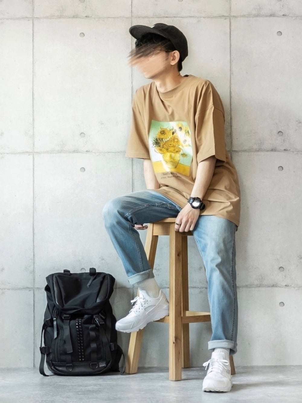 ベージュ系のTシャツ/カットソー、ブルー系のその他パンツ、ホワイト系のスニーカーを着用したメンズの春コーディネートの1枚目の写真