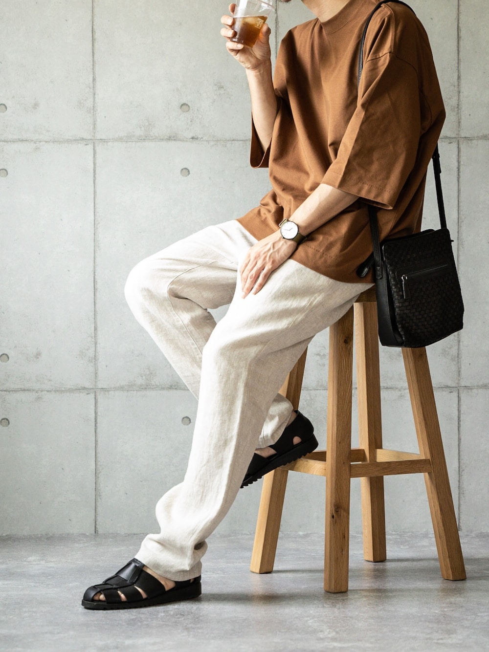 「ビッグTシャツ、ビッグT、麻パンツ、リネンパンツ、リラックススタイル、グルカサンダル、サンダル、ショルダーバッグ、レザーバッグ、夏コーデ」｜「URBAN RESEARCHのUR TECHルーズTシャツ（Tシャツ/カットソー、ブラウン系）」を使った、しゅんたろーさん（メンズ・177cm）の夏コーディネートの1枚目の写真
