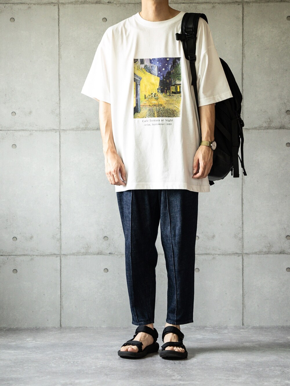 「プリントT、ビッグT、テーパードデニム、テバサンダル、teva、バックパック、夏コーデ、Tシャツ×デニム、シンプルコーデ」｜「EMMA CLOTHESのART×EMMA CLOTHES別注 アート転写プリントビックシルエット半袖カットソー グラフィック カットソー（Tシャツ/カットソー、ホワイト系）」を使った、しゅんたろーさん（メンズ・177cm）の夏コーディネートの1枚目の写真