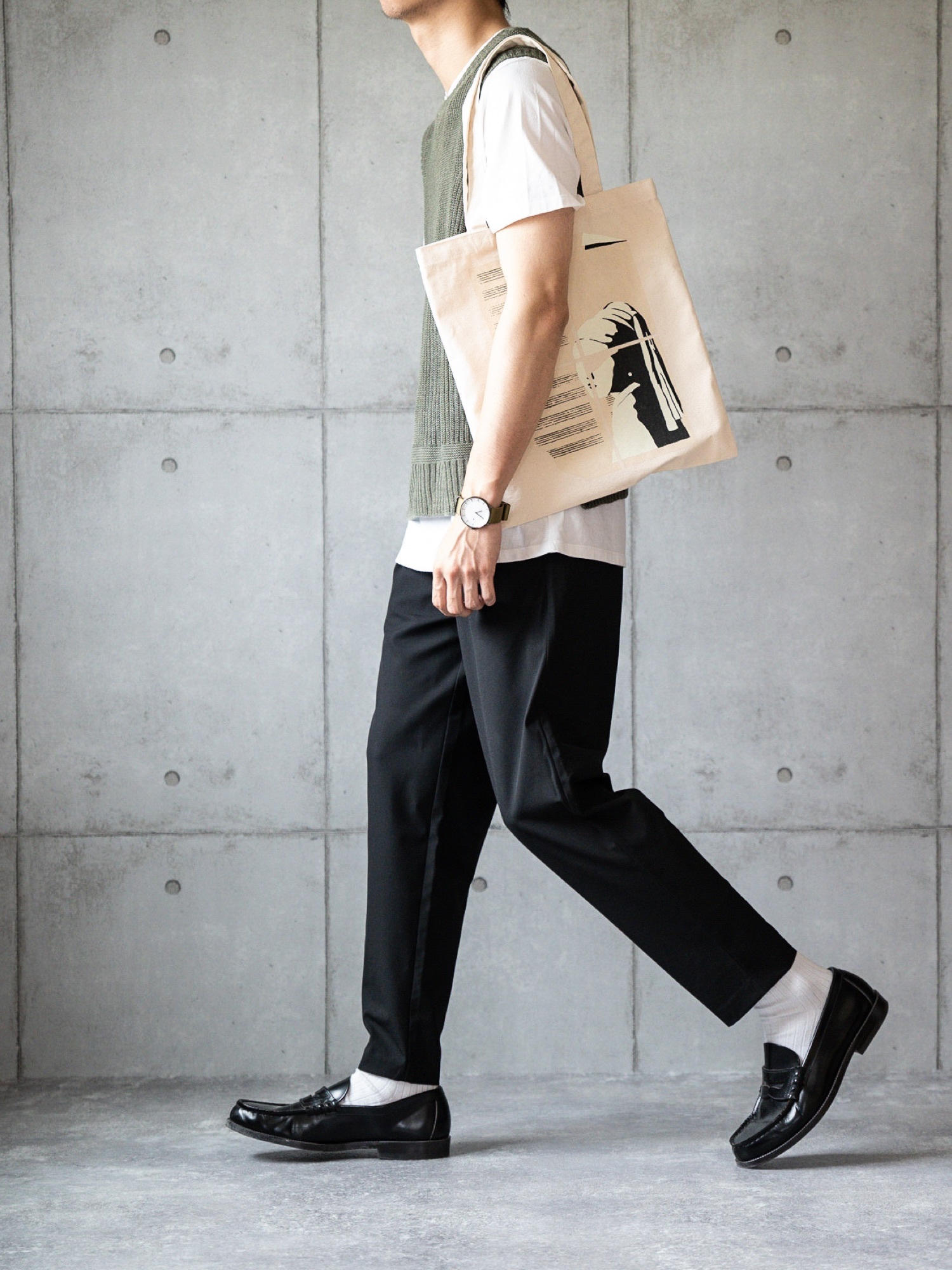 ブラック系のその他パンツ、ベージュ系のトートバッグ、ブラック系のローファーを着用したメンズの夏コーディネートの1枚目の写真