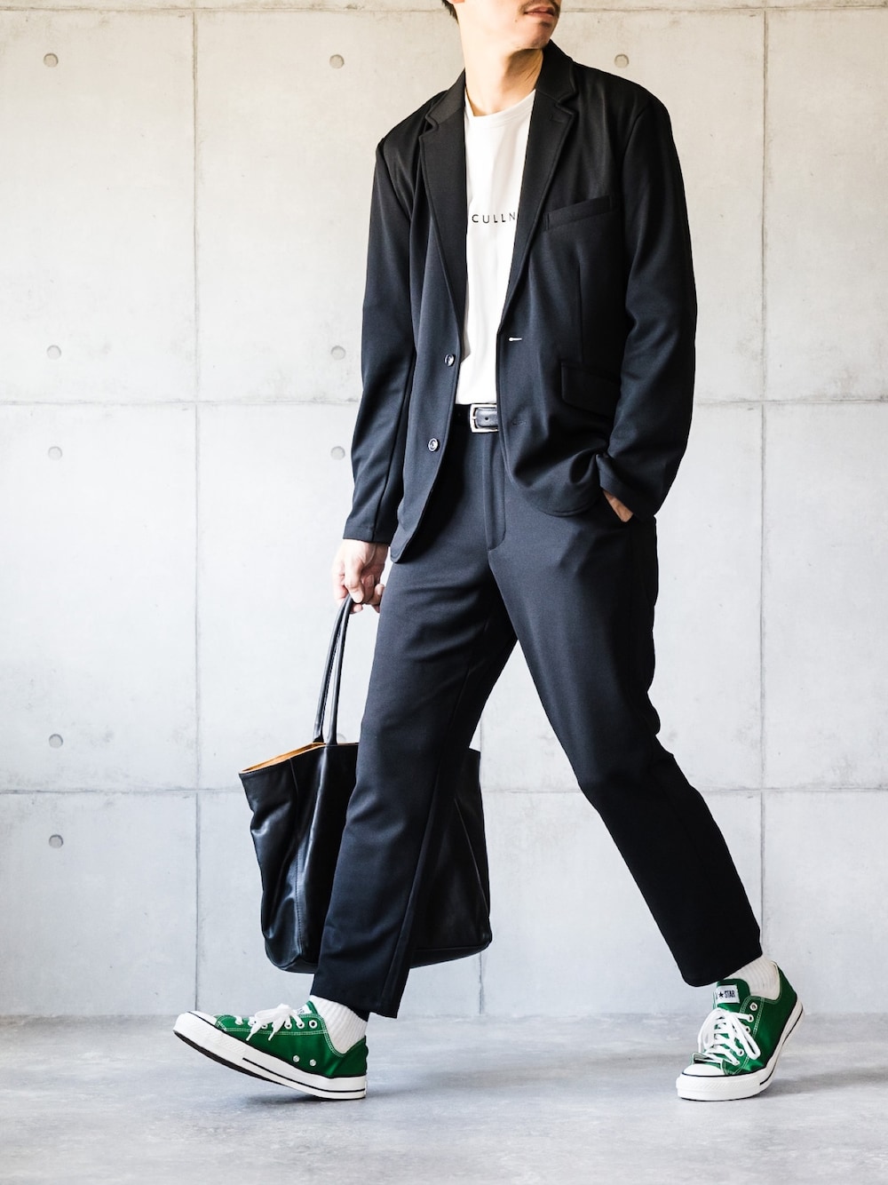 「セットアップ、セットアップスタイル、白Tシャツ、タックイン、差し色、カラースニーカー、ラインソックス、トートバッグ、きれいめカジュアル」｜「Loungewear tokyoのジョーゼットストレッチ シングル テーラード 2Bジャケット×トラウザーズ 【セットアップ】（セットアップ、ブラック系）」を使った、しゅんたろーさん（メンズ・177cm）の秋コーディネートの1枚目の写真