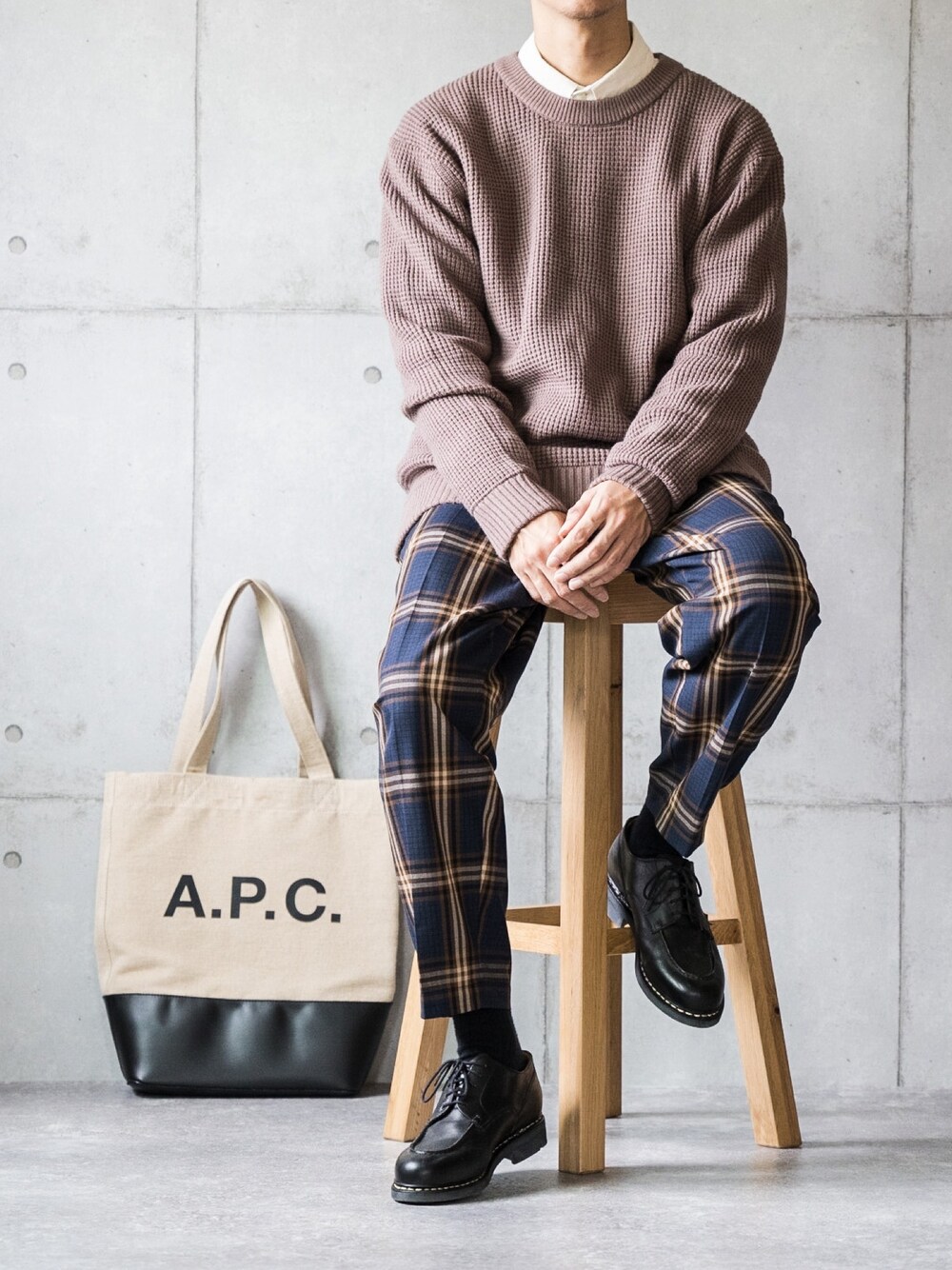 「ワッフル編み、ニット、チェックパンツ、アンクルパンツ、黒ソックス、革靴、トートバッグ、ロゴトート」｜「BARK MANHATTANの【WASHABLE KEEP FORM KNIT】ウォッシャブル キープフォーム ワッフル編み クルーネックプルオーバーニット（ニット/セーター、ベージュ系）」を使った、しゅんたろーさん（メンズ・177cm）の秋コーディネートの1枚目の写真
