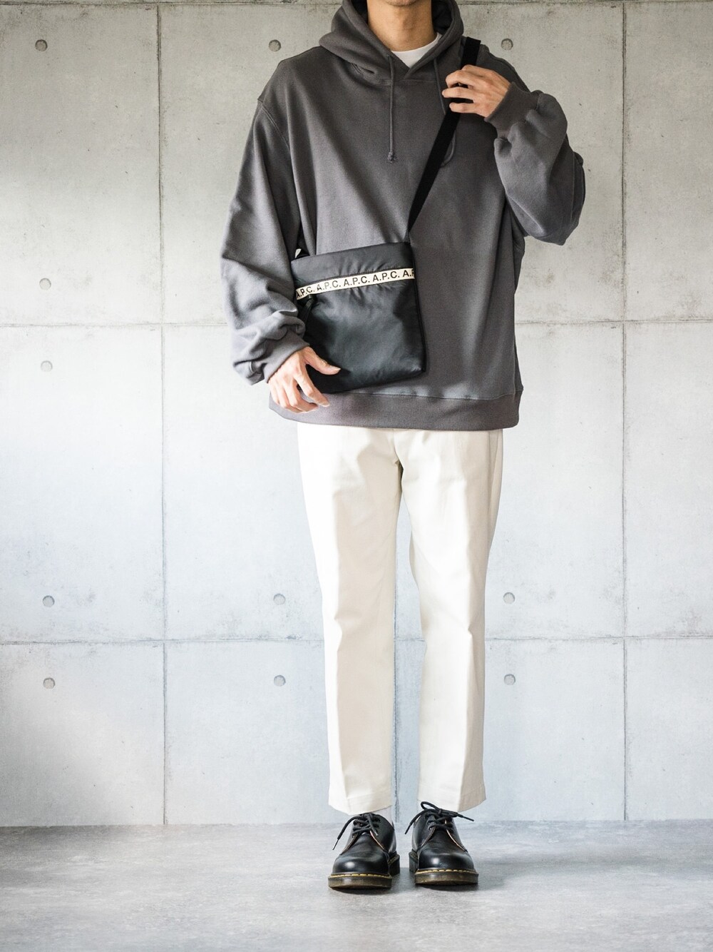 「パーカー、袖ボリューム、白パンツ、ドクターマーチン、ショルダーバッグ、サコッシュ、シンプルコーデ、秋のコーデ、休日スタイル」｜「epnokのオーバーサイズルーズパーカー（Tシャツ/カットソー、ブルー系）」を使った、しゅんたろーさん（メンズ・177cm）の秋コーディネートの1枚目の写真