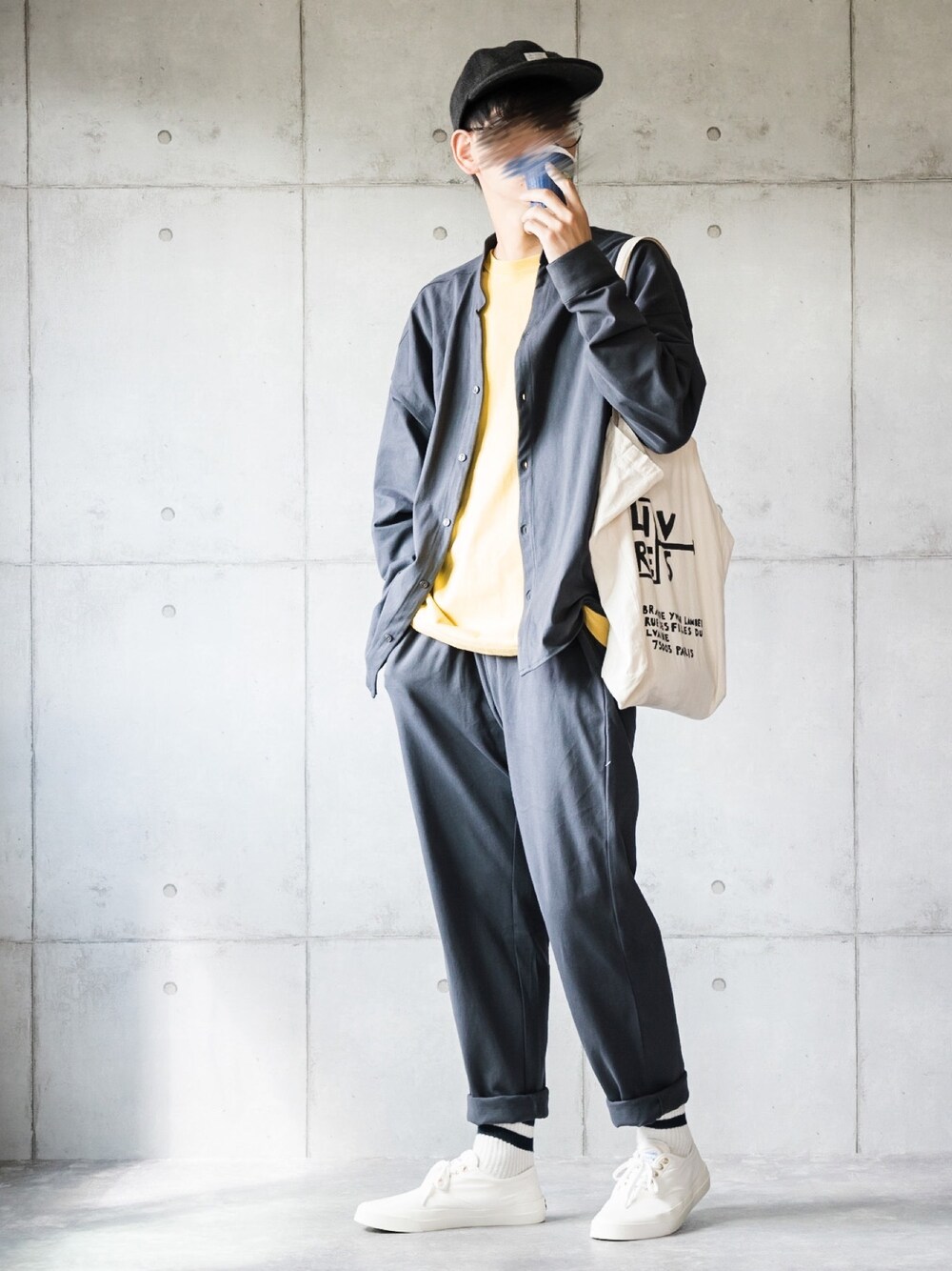 「セットアップ、USAコットン、キャップ、トートバッグ、白スニーカー、ラインソックス、スニーカーコーデ、休日スタイル」｜「BARK MANHATTANの【セットアップ】USAコットン CPO オーバーサイズ レギュラーカラー/スキッパーバンドカラーシャツ＆シェフパンツ（セットアップ、グレー系）」を使った、しゅんたろーさん（メンズ・177cm）の秋コーディネートの1枚目の写真