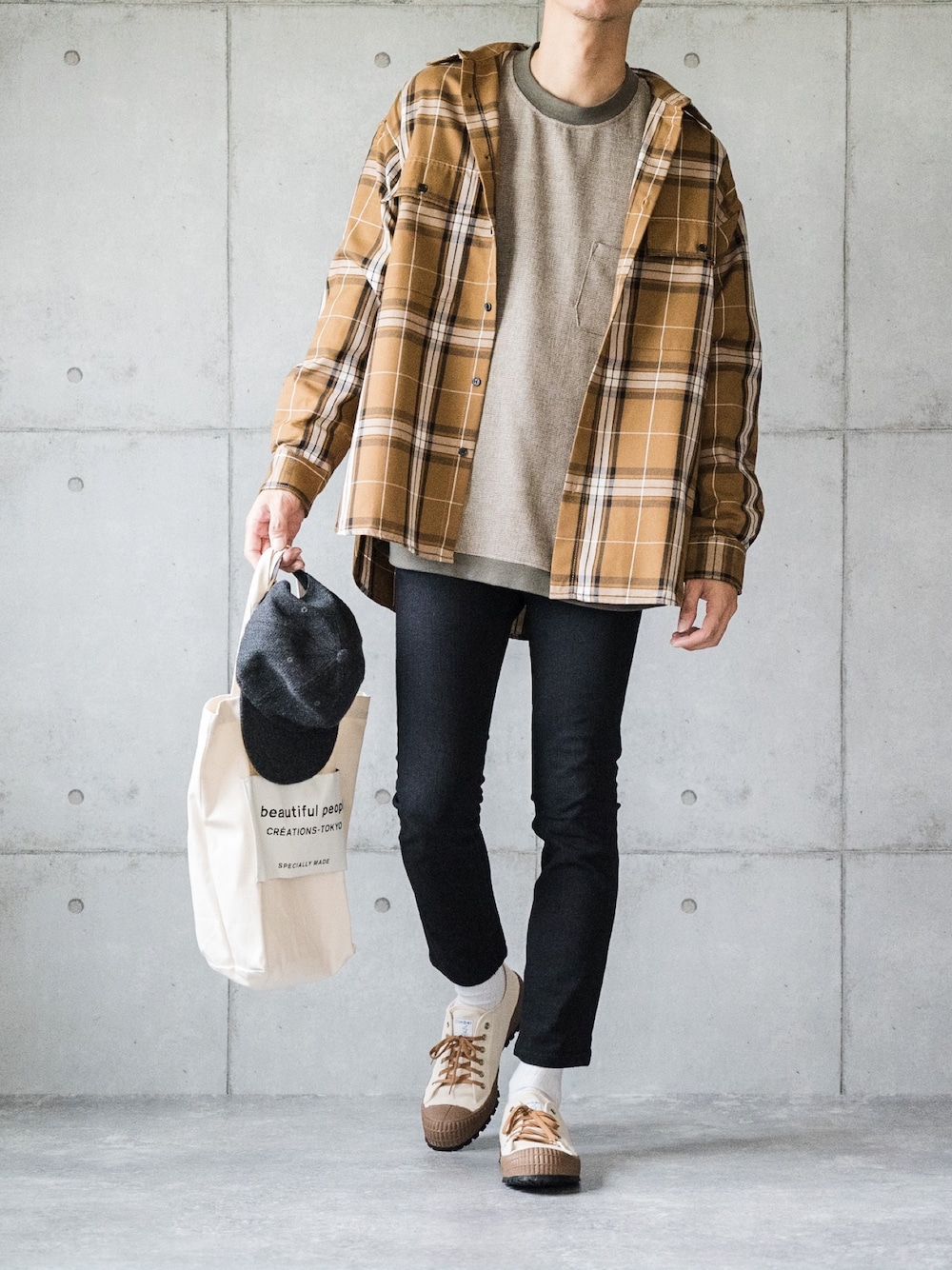 ベージュ系のシャツ/ブラウス、ベージュ系のTシャツ/カットソー、ブラック系のパンツを着用したメンズの秋コーディネートの1枚目の写真