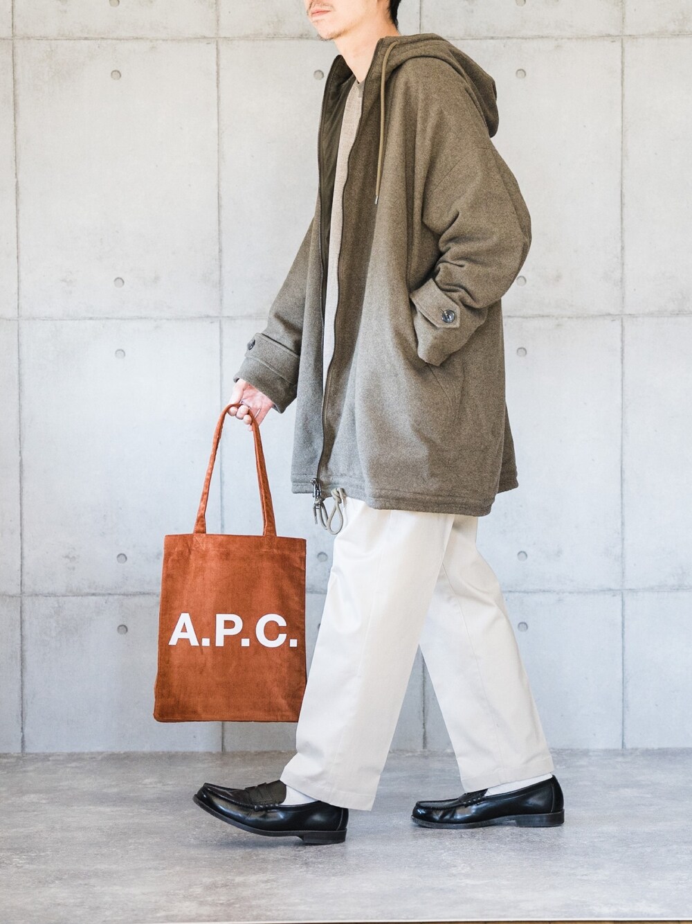 「フーデットコート、白パンツ、ローファー、トートバッグ、冬コーデ、休日スタイル、くすみカラー、オトナカジュアル」｜「markaのmarka / マーカ：HOODED COAT - cotton melton -：M19D-03CO01C[COR]（その他アウター、グリーン系）」を使った、しゅんたろーさん（メンズ・177cm）の秋コーディネートの1枚目の写真