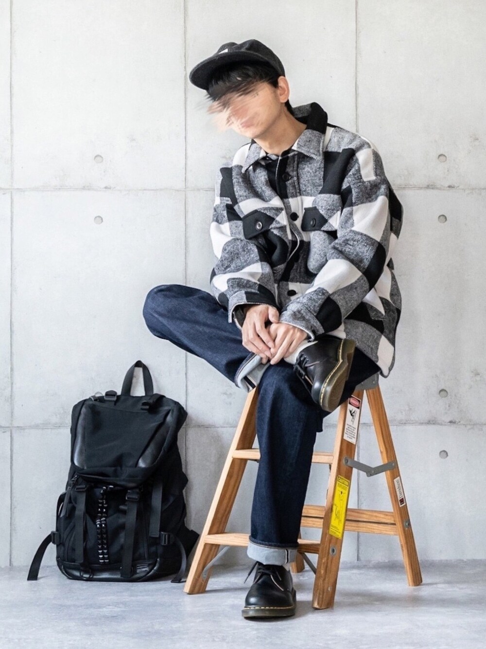 ブラック系のブルゾン、ブルー系のデニムパンツを着用したメンズの冬コーディネートの1枚目の写真