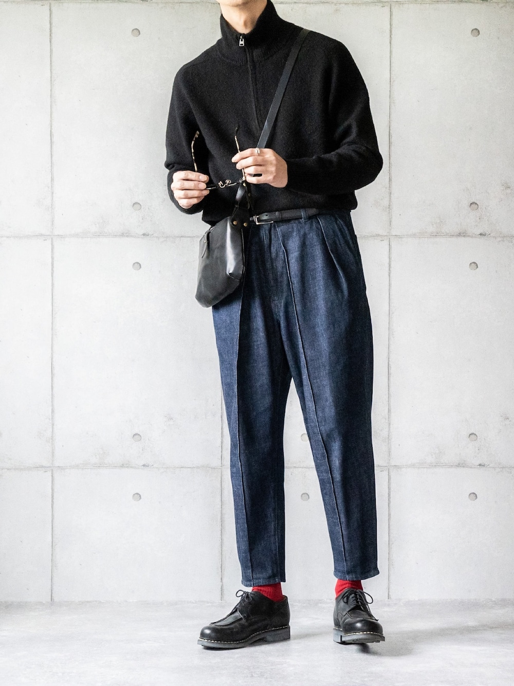 「ハーフジップ、ハーフジップニット、タックイン、テーパードパンツ、テーパードデニム、赤い靴下、赤ソックス、リング、年末WEAR感謝祭」｜「CULLNIの2019春夏　2タックデニムパンツ（デニムパンツ、ブルー系）」を使った、しゅんたろーさん（メンズ・177cm）の冬コーディネートの1枚目の写真